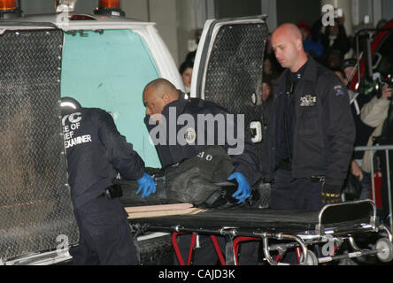 22. Januar 2008 - New York, NY, USA - The NYC Chef Büro des medizinischen Prüfers Rades aus dem Körper des Schauspielers HEATH LEDGER außerhalb seiner Wohnung befindet sich auf 421 Broome Street, wo er tot heute früh gefunden wurde. (Bild Kredit: Stockfoto