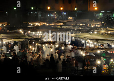 23. Januar 2008 - Rauch Marrakesch, Marokko - vom Feuer Anstieg unter den Lichtern von Marrakesch Djemma el Fna, der Medina, oder alten Stadtplatz kochen. Das Quadrat wird lebendig als Abend Ansätze, Imbissstände, Schlangenbeschwörern und Geschichtenerzählern zusammenbringen, auf dem größten Platz auf dem afrikanischen c Stockfoto