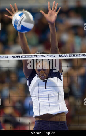 Penn State Nittany Lion Arielle Wilson Blöcke eine Cal Bear shot während 2007 NCAA Division I Frauen Volleyball-Meisterschaft Halbfinale Donnerstag, 13. Dezember 2007 in Arco Arena in Sacramento, Calif. Carl Costas / ccostas@sacbee.com Stockfoto