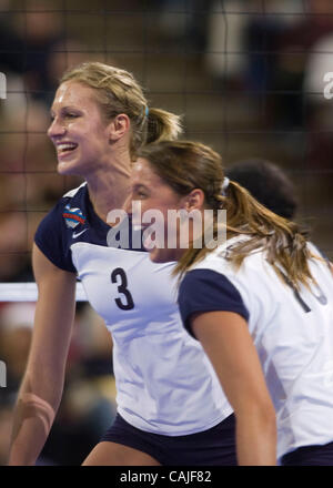 Chrisa Harmotto (#3) und Caitlyn Hess (#10) während der Nittanay Löwe-match gegen die Cal-Bären während der 2007 NCAA Division ich Frauen Volleyball-Meisterschaft Halbfinale Donnerstag, 13. Dezember 2007 in Arco Arena in Sacramento, Calif. Carl Costas / ccostas@sacbee.com Stockfoto
