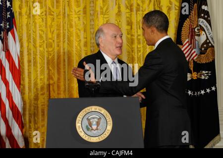 6. Januar 2011 - Washington, District Of Columbia, USA - 06.01.11 - das Weiße Haus - Washington DC. Präsident Barack Obama kündigt seine neue White House Chief Of Staff William Daley (links), er wird Pete Rouse, die ein Berater des Präsidenten werden ersetzt. Der Präsident gratuliert Daley... 20 Stockfoto