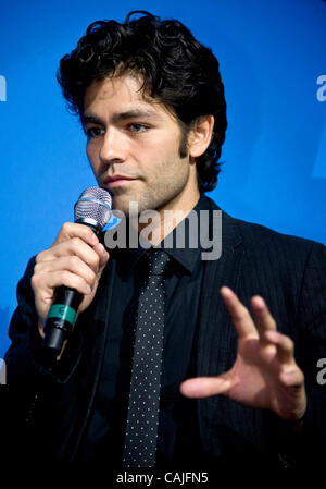 Jan.6, 2011 - Las Vegas, Nevada, USA - ADRIAN GRENIER an der 2011 Consumer Electronics Show. (Kredit-Bild: © Brian Cahn/ZUMAPRESS.com) Stockfoto