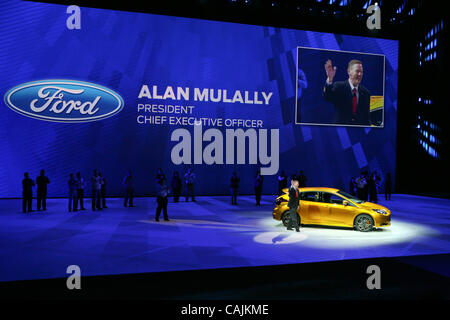 10. Januar 2011 - Detroit, Michigan, USA.  Alan Mulally, President und CEO der Ford Motor Company, präsentiert den neuen Ford Focus ST.  Der 2011 North American International Auto Show (NAIAS) startet mit ihrer Presse-Event im Cobo Center. (Kredit-Bild: © gen Schilling/ZUMAPRESS.com) Stockfoto