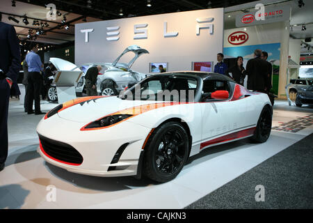 10. Januar 2011 - Detroit, Michigan, USA.  Der Tesla Roadster.  Der 2011 North American International Auto Show (NAIAS) startet mit ihrer Presse-Event im Cobo Center. (Kredit-Bild: © gen Schilling/ZUMAPRESS.com) Stockfoto