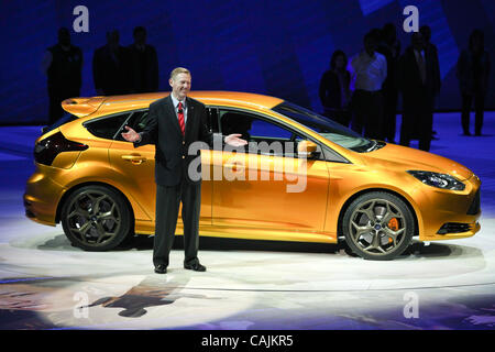 10. Januar 2011 - Detroit, Michigan, USA.  Alan Mulally, President und CEO der Ford Motor Company, präsentiert den neuen Ford Focus ST.  Der 2011 North American International Auto Show (NAIAS) startet mit ihrer Presse-Event im Cobo Center. (Kredit-Bild: © gen Schilling/ZUMAPRESS.com) Stockfoto