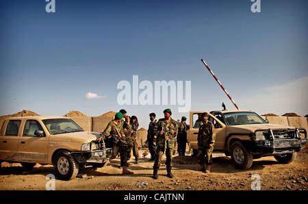 Sep 27, 2007 - Vasantha, Afghanistan - Afghan National Army Soldaten stehen am Eingangstor zu den neuen Vasantha Bezirk Cente (Credit-Bild: © The Fayetteville Observer/Andrew Handwerk/ZUMA Press) Stockfoto