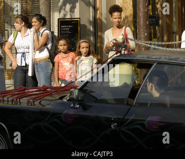 Menschen entlang der Telegraph Avenue Blick auf die vorbeifahrenden Autos während der jährlichen Art Car Parade am Donnerstag, 27. September 2007 in Berkeley, Kalifornien  Die Art Cars werden in die wie Berkeley kann man sein? Festival, das am Sonntag stattfinden wird.  (Gregory Urquiaga/Contra Costa Times / ZUMA Press) Stockfoto