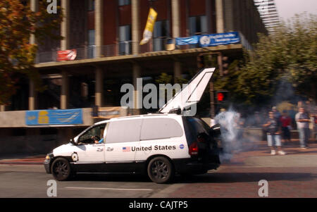 Bill Viereck in seinem Shuttle Van scheint Jet von der UC Berkeley während der jährlichen Art Car Parade am Donnerstag, 27. September 2007 in Berkeley, Kalifornien.  Die Art Cars werden in die wie Berkeley kann man sein? Festival, das am Sonntag stattfinden wird.  (Gregory Urquiaga/Contra Costa Times) Stockfoto