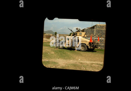 Sep 28, 2007 - Khoshki Dauda, Afghanistan - Fotos durch seitliches Fenster von uns Armee Humvee. Fallschirmjäger von der 82nd Airborne Division absteigen aus ihrer Humvee zu patrouillieren, das Dorf Khoshki Daudah (Credit-Bild: © Andrew Craft/The Fayetteville Observer/ZUMA Press) Stockfoto