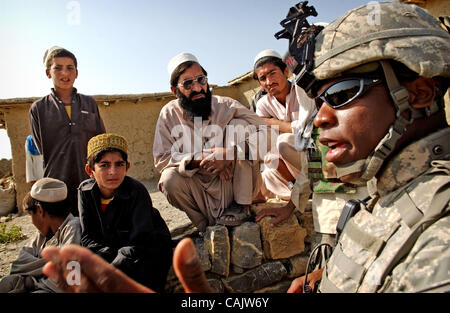 Sep 28, spricht 2007 - Khoshki Daudah, Afghanistan - Capt Eric Lightfoot, von der 2. Battilion, 321st Field Artillery Regiment 82. US-Luftlandedivision, mit einer Gruppe von Afghanen in Khoshki Daudah über den Bau des neuen Vasantha Bezirk Mitte und wenn sie irgendwelche Informationen auf Taliban Fi Stockfoto