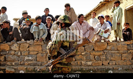 Sep 28, 2007 - Khoshki Daudah, Afghanistan - ein Afghan National Army Soldat steht Wache als 82. US-Luftlandedivision Fallschirmjäger für die Bewohner in Khoshki Daudah zu sprechen. (Kredit-Bild: © Fayetteville Observer/Andrew Handwerk/ZUMA Press) Stockfoto