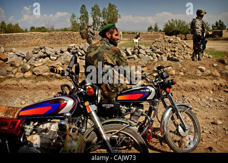 Sep 28, 2007 - Khoshki Daudah, Afghanistan - ein Afghan National Army Soldat sitzt auf einem Motorrad als 82nd Airborne Division Fallschirmjäger Gespräche zu den Treibern der Motorräder in Khoshki Daudah (Credit-Bild: © The Fayetteville Observer/Andrew Handwerk/ZUMA Press) Stockfoto