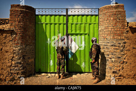 Sep 28, 2007 - Khoshki Daudah, Afghanistan - Afghan National Army Soldaten Klopfen auf ein Tor, um die Bewohner aus dem Haus in Khoshki Dauda sprechen (Credit-Bild: © Andrew Craft/The Fayetteville Observer/ZUMA Press) Stockfoto