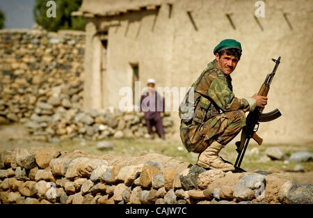 Sep 28, 2007 - Khoshki Daudah, Afghanistan - ein Afghan National Army Soldat steht Wache als 82. US-Luftlandedivision Fallschirmjäger für die Bewohner in Khoshki Daudah zu sprechen. (Kredit-Bild: © Andrew Craft/Fayetteville Observer/ZUMA Press) Stockfoto