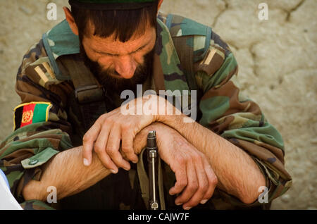 Sep 28, 2007 - Khoshki Daudah, Afghanistan - ein Afghan National Army Soldat ruht seine Arme auf sein Gewehr als 82nd Airborne Division Fallschirmjäger sprechen für die Bewohner in Khoshki Daudah. (Kredit-Bild: © Andrew Craft/Fayetteville Observer/ZUMA Press) Stockfoto