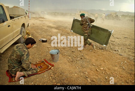 Sep 28, 2007 - Vasantha, Afghanistan - der Wind beginnt zu kick up Schmutz als Afghan National Army Soldat betet bei Sonnenuntergang am neuen Vasantha Bezirk Mitte in Vasantha. (Kredit-Bild: © Andrew Craft/Fayetteville Observer/ZUMA Press) Stockfoto