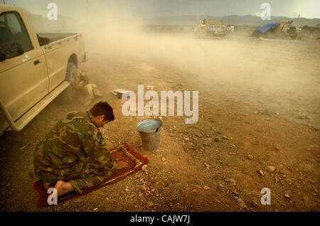 Sep 28, 2007 - Vasantha, Afghanistan - der Wind herauf Schmutz als Afghan National Army Soldat Tritte betet bei Sonnenuntergang am neuen Vasantha Bezirk Mitte in Vasantha. (Kredit-Bild: © Andrew Craft/Fayetteville Observer/ZUMA Press) Stockfoto