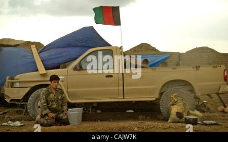 Sep 28, betet 2007 - Vasantha, Afghanistan - ein Afghan National Army Soldat bei Sonnenuntergang neben einem Ford Ranger Pickup-Truck im neuen Vasantha District Center in Vasantha. (Kredit-Bild: © Andrew Craft/Fayetteville Observer/ZUMA Press) Stockfoto