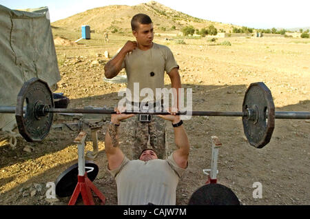 Sep 28, 2007 - Vasantha, Afghanistan - Spc. Steve Johnson Flecken Sgt. Shane Clarmont, beide von der 82. US-Luftlandedivision, wie sie abwechselnd Heben von Gewichten während eine Auszeit in der neuen Vasantha Bezirk Mitte. (Kredit-Bild: © Andrew Craft/Fayetteville Observer/ZUMA Press) Stockfoto