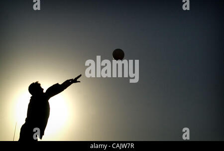 Sep 28, 2007 - Vasantha, Afghanistan - ein Afghan National Army Soldat klopft um einen Volleyballplatz mit Kameraden an die neue Vasantha Bezirk Cente (Credit-Bild: © Andrew Craft/The Fayetteville Observer/ZUMA Press) Stockfoto