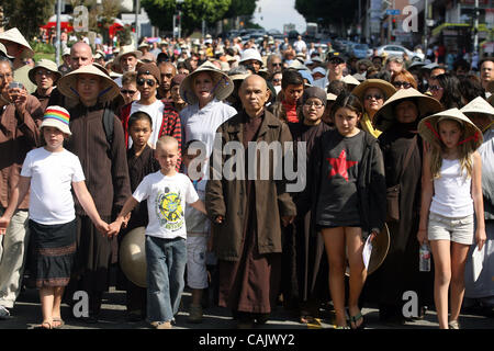 Zen-Meister, Autor, Frieden und Menschenrechtsaktivistin führt Thich Nhat Hanh Tausende seiner Anhänger während einer Frieden herein MacArthur Park am Samstag in Los Angeles. Hanh ist als eines der größten Friedensstifter unserer Zeit verehrt. Liebevoll genannt als? Thay?  Was ist Vietnamesisch für te Stockfoto