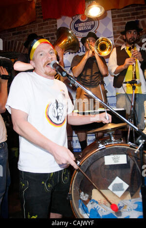 Sylvester Schneider Inhaber Zum Schneider und eine Oompah Band an der Bar Restaurant am 30. September 2007 während ihrer Oktoberfest-Festlichkeiten Stockfoto