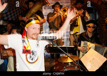 Sylvester Schneider Inhaber Zum Schneider und eine Oompah Band an der Bar Restaurant am 30. September 2007 während ihrer Oktoberfest-Festlichkeiten Stockfoto