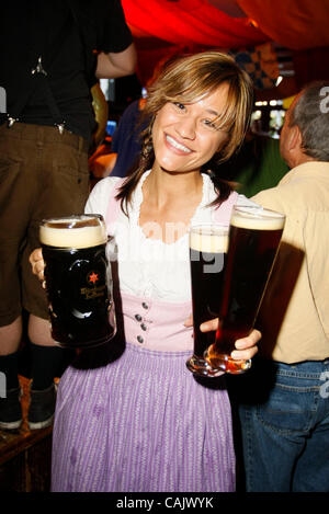 Sylvester Schneider Inhaber Zum Schneider und eine Oompah Band an der Bar Restaurant am 30. September 2007 während ihrer Oktoberfest-Festlichkeiten Kellnerin Nadia Raman an den Feierlichkeiten. Stockfoto