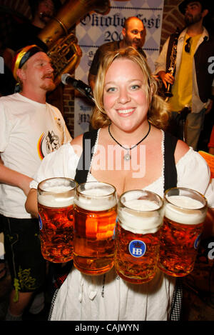 Sylvester Schneider Inhaber Zum Schneider und eine Oompah Band an der Bar Restaurant am 30. September 2007 während ihrer Oktoberfest-Festlichkeiten ist das Fifa Geppert, verwaltet von der Bar. Stockfoto