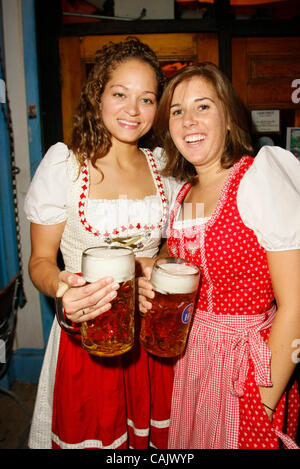 Sylvester Schneider Inhaber Zum Schneider und eine Oompah Band an der Bar Restaurant am 30. September 2007 während ihrer Oktoberfest feiern l-R Karin Blake und Diana Tafone in ihre Drindl. Stockfoto