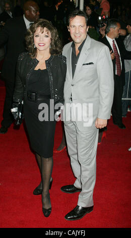2. Oktober 2007 - New York, NY, USA - Schauspielerin JOAN COLLINS und Ehemann PERCY GIBSON auf die Ankünfte der New Yorker Premiere von "Sleuth" an der Paris-Theater statt. (Kredit-Bild: © Nancy Kaszerman/ZUMA Press) Stockfoto
