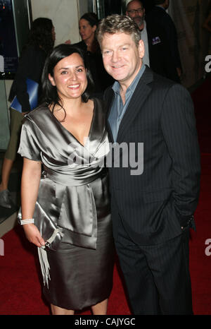 2. Oktober 2007 - New York, NY, USA - Regisseur KENNETH BRANAGH und Frau LINDSAY BRUNNOCK bei der Ankunft von der New Yorker Premiere von "Sleuth" an der Paris-Theater statt. (Kredit-Bild: © Nancy Kaszerman/ZUMA Press) Stockfoto