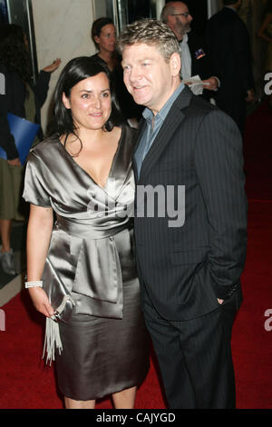 2. Oktober 2007 - New York, NY, USA - Regisseur KENNETH BRANAGH und Frau LINDSAY BRUNNOCK bei der Ankunft von der New Yorker Premiere von "Sleuth" an der Paris-Theater statt. (Kredit-Bild: © Nancy Kaszerman/ZUMA Press) Stockfoto