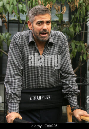 3. Oktober 2007 - New York, NY, USA - Schauspieler GEORGE CLOONEY am Set seines neuen Films "Brennen nach der Lektüre" befindet sich in Brooklyn.  (Kredit-Bild: © Nancy Kaszerman/ZUMA Press) Stockfoto