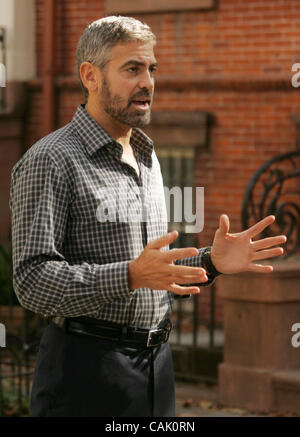 3. Oktober 2007 - New York, NY, USA - Schauspieler GEORGE CLOONEY am Set seines neuen Films "Brennen nach der Lektüre" befindet sich in Brooklyn.  (Kredit-Bild: © Nancy Kaszerman/ZUMA Press) Stockfoto