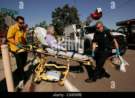 HL Landslide278180x003.jpg 03.10.2007 SOLEDAD (San Diego, Kalifornien) USA  San Diego Feuer und Rettung Abteilung Feuerwehr / Sanitäter nehmen ein Bewohner des Mount Soledad, ein Krankenwagen warten in der Nähe des Erdrutsches auf Mount Soledad Straße nördlich von Palm Canyon Drive. Nicht bekannt, wer sie ist oder was Sie verursacht Ihr Stockfoto