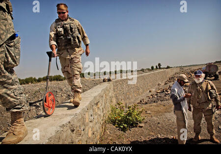 3. Oktober 2007 - misst Khost, Gardez Pass, Afghanistan - Petty Officer First Class Mike Komorowski, ein Marine Seabee, rechts ein Flusswehr in Khost Gardez Pass.  Die Marine Provincial Reconstruction Team verbrachte besuchen sieben Abzweigung Dämme und Gemeindezentrum, überprüfen den Fortschritt und die qualit Stockfoto