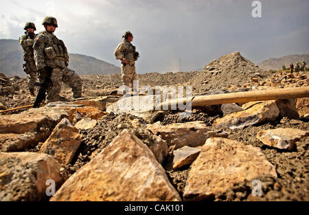 3. Oktober 2007 - prüft Khost, Gardez Pass, Afghanistan - Petty Officer First Class Mike Komorowski, rechts, eine Marine Seabee den Bau von einem Flusswehr in Khost Gardez Pass. Die Marine Provincial Reconstruction Team verbrachte besuchen sieben Abzweigung Dämme und das Gemeindezentrum, das p zu überprüfen Stockfoto