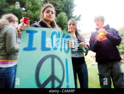 Crystal Springs Upland Schule Junior und Frieden Clubmitglied Garin Odabashian, links, beteiligt sich an einer Mahnwache wir den Menschen erklären, Frieden mit anderen Freitag, 21. September 2007, in der Innenstadt von San Mateo, Kalifornien (Ron Lewis/San Mateo County Times) Stockfoto