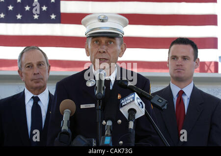 FDNY Lt. (im Ruhestand) 9/11-Ersthelfer, die Mickey Cross spricht, wie Bürgermeister Michael Bloomberg (L) und Pittsburgh Mayor Luke Ravenstahl (R) blicken auf.  In einer Pressekonferenz im PNC Park National September 11 kündigt Memorial und Museum Vorsitzender und New Yorks Bürgermeister Michael Bloomberg zwei erhebliche Fortschritte in der Stockfoto