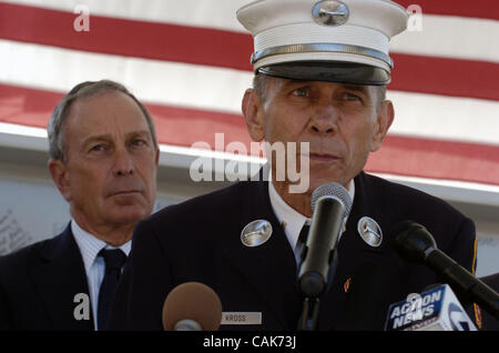 FDNY Lt. (im Ruhestand) 9/11-Ersthelfer, die Mickey Cross spricht, wie Bürgermeister Michael Bloomberg (L) und Pittsburgh Mayor Luke Ravenstahl (R) blicken auf.  In einer Pressekonferenz im PNC Park National September 11 kündigt Memorial und Museum Vorsitzender und New Yorks Bürgermeister Michael Bloomberg zwei erhebliche Fortschritte in der Stockfoto