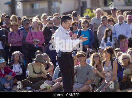 Sep 23, 2007 - Santa Barbara, CA, USA - demokratische Präsidentschaftswahlen hoffnungsvollen DENNIS KUCINICH befasst sich eine Menschenmenge am Santa Barbara Strand während einer Kampagne Halt Sonntag. (Kredit-Bild: © p.j. Heller/ZUMA Press) Stockfoto