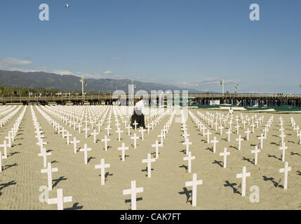 Sep 23, 2007 - Santa Barbara, CA, USA - demokratische Präsidentschaftswahlen hoffnungsvollen DENNIS KUCINICH und seine Frau ELIZABETH Spaziergang Sonntag durch die Gedenkstätte "Arlington West" am Strand von Santa Barbara. Die Gedenkstätte bietet ein Holzkreuz mit dem Namen jedes Mitgliedes des US-Militärs im Irak getötet. Kucin Stockfoto