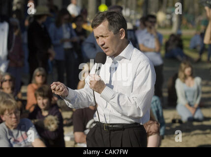 Sep 23, 2007 - Santa Barbara, CA, USA - demokratische Präsidentschaftswahlen hoffnungsvollen DENNIS KUCINICH befasst sich eine Menschenmenge am Santa Barbara Strand während einer Kampagne Halt Sonntag. (Kredit-Bild: © p.j. Heller/ZUMA Press) Stockfoto