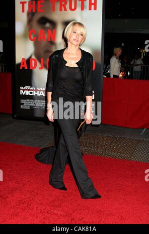 24. September 2007 - New York, New York, US - K54792ML. US-PREMIERE VON "MICHAEL CLAYTON". ZIEGFELD THEATER, NYC 24.09.2007.  -2007.ELLEN BARKIN (Kredit-Bild: © Mitchell Levy/Globe Photos/ZUMAPRESS.com) Stockfoto