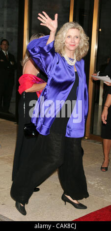 Sep 24, 2007 - New York, NY, USA - Schauspielerin BLYTHE DANNER kommt der "Lucia di Lammermoor" Metropolitan Opera Saison 2007-2008 Opening Night Gala gehalten Lincoln Center besuchen. (Kredit-Bild: © Nancy Kaszerman/ZUMA Press) Stockfoto