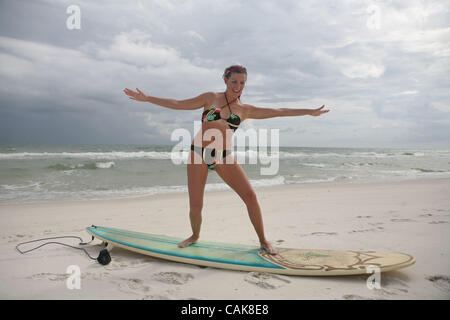 Sep 24, 2007 - Perdido Key, Florida, USA - eine junge Frau ihr Gleichgewicht auf ihrem Longboard am Strand üben. (Kredit-Bild: © Marianna Tag Massey/ZUMA Press) Stockfoto