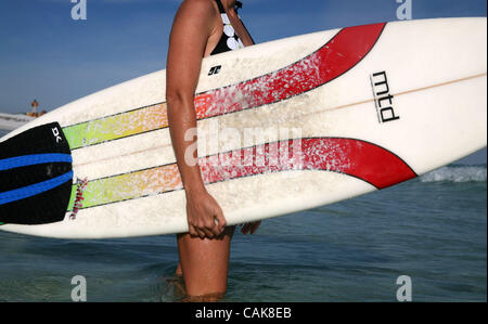 Sep 24, 2007 - Pensacola Beach, Florida, USA - eine junge Frau mit ihrem Surfbrett am Strand steht. (Kredit-Bild: © Marianna Tag Massey/ZUMA Press) Stockfoto