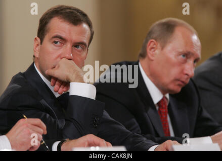 (l-R) erste Vize-premier Dmitri Medvedev und russischen Präsidenten Vladimir Putin bei der Regierung in Moskau Stockfoto