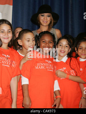 Sep 25, 2007 - New York, NY, USA - Sängerin JENNIFER LOPEZ stellt mit Kindern bei Bekanntgabe der Kick-off der "En Concierto" Tour in 36 öffentliche Schule in der Bronx. (Kredit-Bild: © Nancy Kaszerman/ZUMA Press) Stockfoto